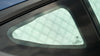 Detailfoto van het achterruit zonnescherm Tesla Model 3, perfect passend en eenvoudig te bevestigen met zuignappen en klittenband.