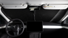 Binnenzicht op Tesla Model Y zonnescherm bevestigd aan de voorruit, met bevestiging aan binnenspiegel en zonnekleppen voor optimale pasvorm.