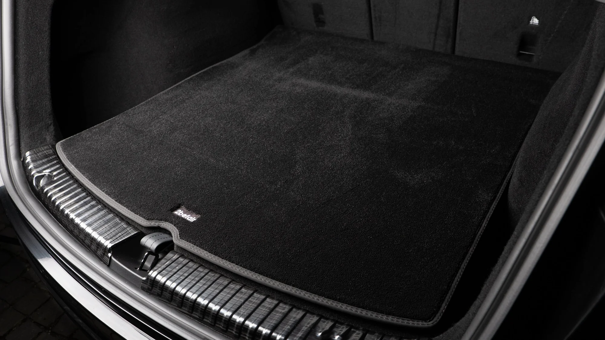 Upgrade jouw Tesla Model Y met 2befair's op maat gemaakte premium velours automatten. Luxueus design, antislip en kwalitatief hoogstaand. Bestel nu en bescherm jouw interieur.