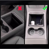 Close-up van de opbergruimte in de Tesla Model 3/Y middenconsole organizer, inclusief vakken voor pasjes, muntjes en een brilhouder.