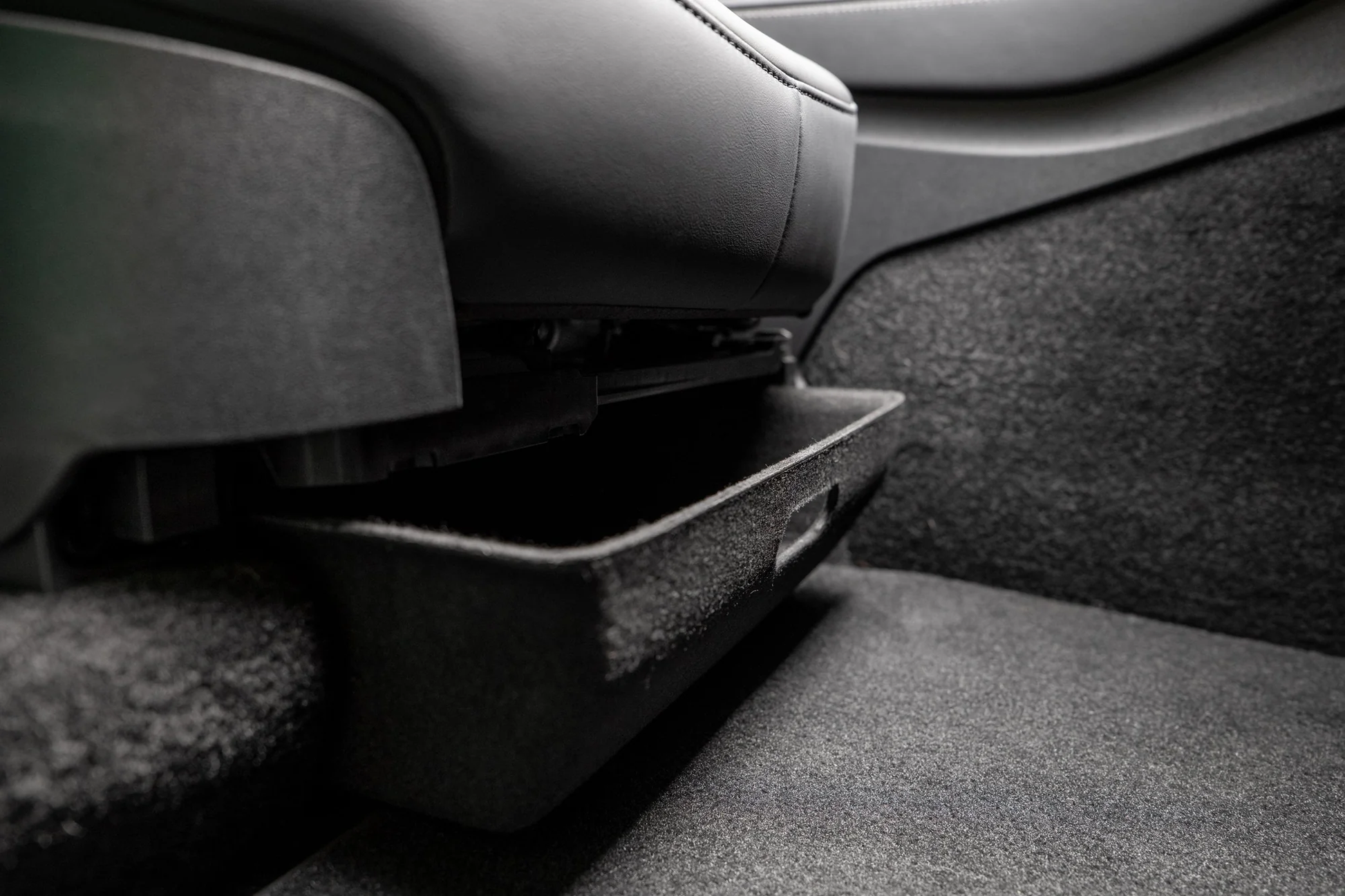 Organizer box voor Tesla Model Y, ideaal voor extra opslagruimte onder stoelen. Eenvoudig te installeren en voorkomt rammelen van spullen tijdens het rijden. Bestel nu voor netjes opgeruimde auto.