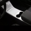 Voor-en-na afbeelding van Model 3 middenconsole wrap versus middenconsole paneel in Wit, met duidelijke kwaliteitsverschillen.