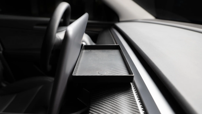 Tesla Model 3/Y Middenconsole Organizer geïnstalleerd achter het scherm, ideaal voor extra opslag van telefoon, sleutels en andere items. Onzichtbaar, praktisch en eenvoudig te monteren met magneten. 🚘🧲