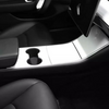 Interieur van Tesla Model 3 met geïnstalleerde middenconsole panelen in Wit, met premium uitstraling en bescherming.