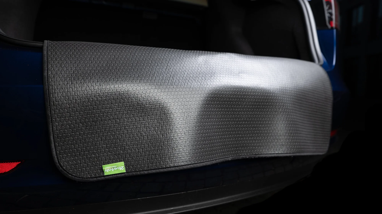 2befair Laadklepbeschermingsmat in kofferruimte van Tesla: duurzaam, antislip, scheurbestendig, eenvoudig te reinigen en geschikt voor diverse voertuigen.